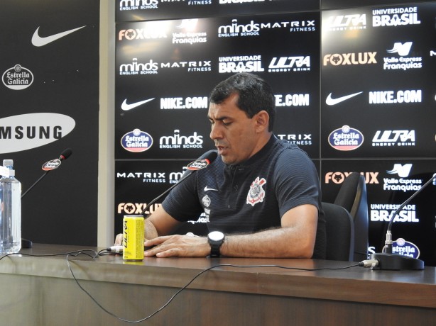 O técnico Carille durante entrevista no CT do Timão