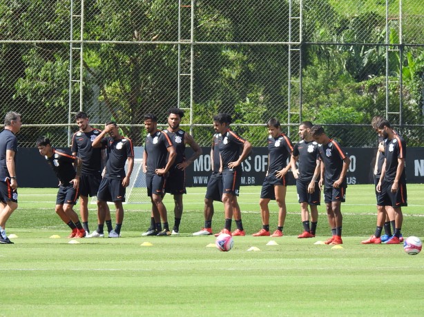 Todo o elenco foi para o gramado na atividade desta quinta-feira, no CT