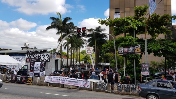 A Fiel comparece e segue em frente a sede do clube