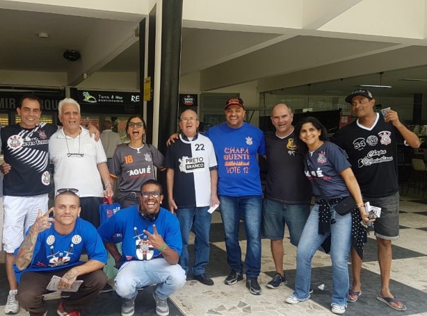 Alguns integrantes das 24