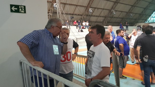 No pleito, Andrés Sanchez conversa com o ainda presidente Roberto de Andrade