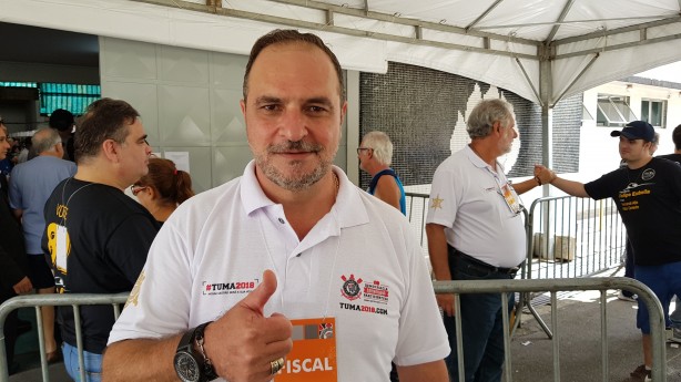 Romeu Tuma Júnior na fila de votos no Parque São Jorge