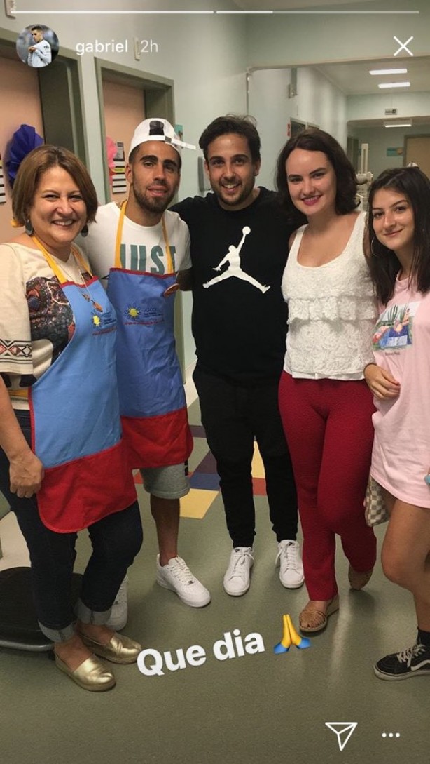 O volante do Corinthians posou com familiares do jovem