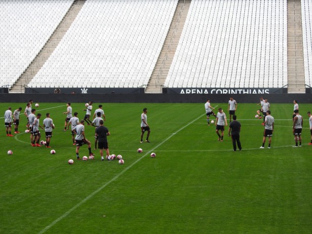 Jogadores se renem do campo da Arena Corinthians