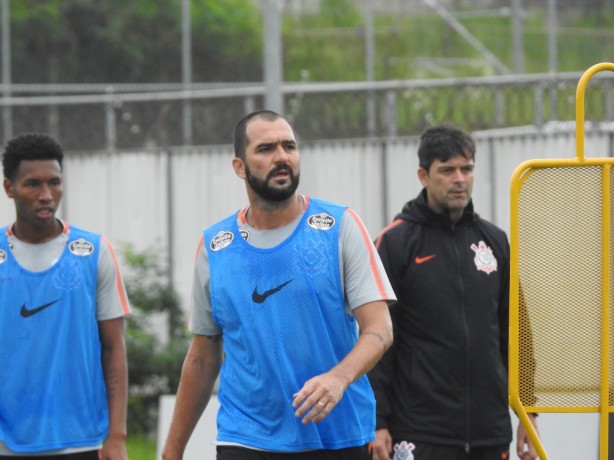 Danilo durante o treino de hoje no CT Joaquim Grava
