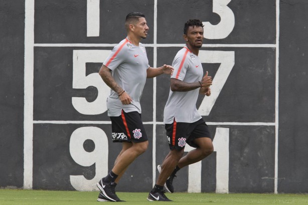 Ralf e Paulo Roberto correndo no treino desta terça no CT
