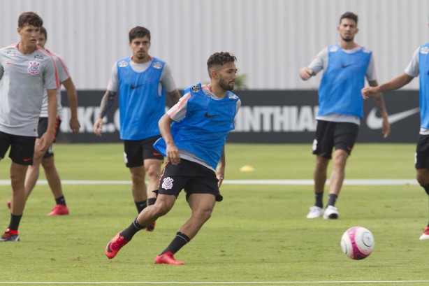 Clayson, xodó da Fiel, no treino de hoje no CT