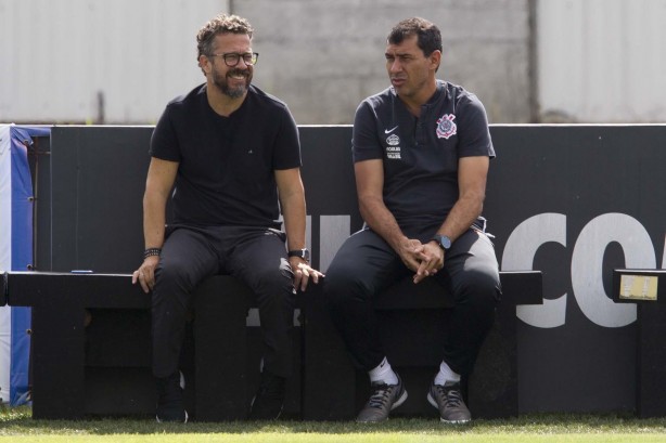 Cléber Xavier, auxiliar de Tite na seleção, e Fábio Carille acompanharam o treino do Corinthians