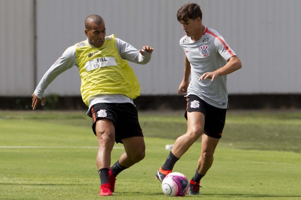 Emerson Sheik e Mateus Vital no treino deste sábado no CT