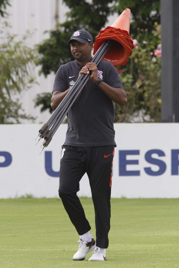 Fabinho levando todo equipamento para o treino desta manhã no CT Joaquim Grava