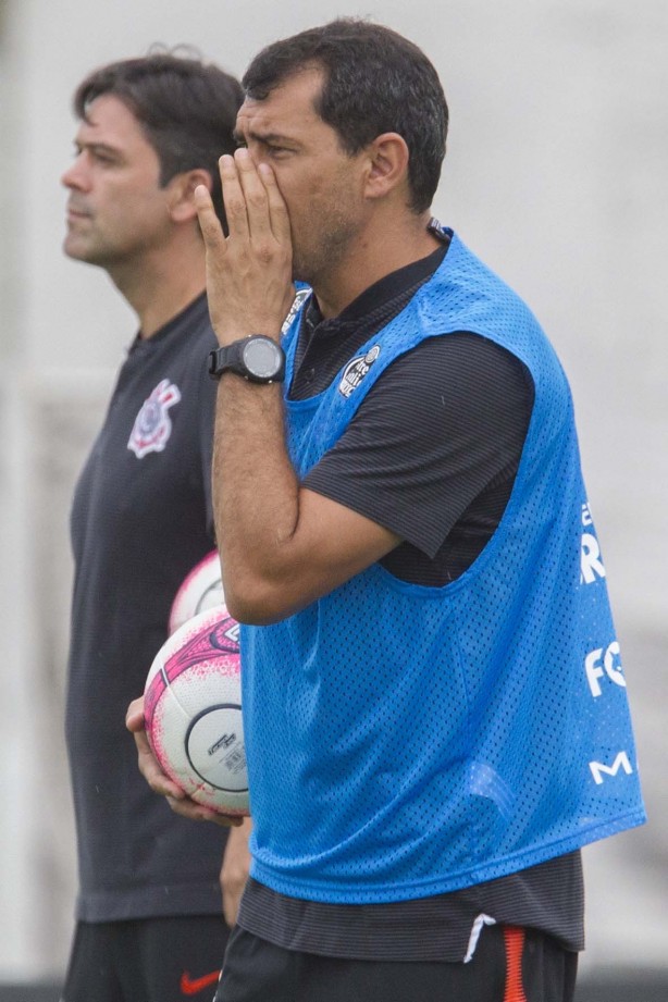 Fábio Carille e Cuca (ao fundo) durante atividade deste domingo