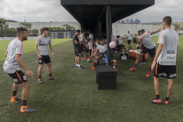 Jogadores durante treino deste sábado no CT; Adversário é o Red Bull Brasil