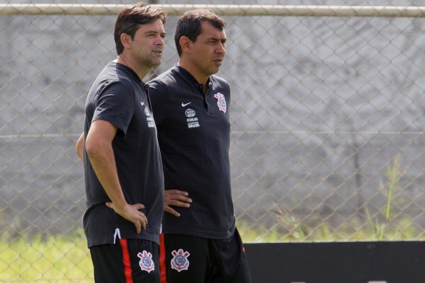 Leonardo Cuca e Fábio Carille comandando o treino dos jogadores no CT