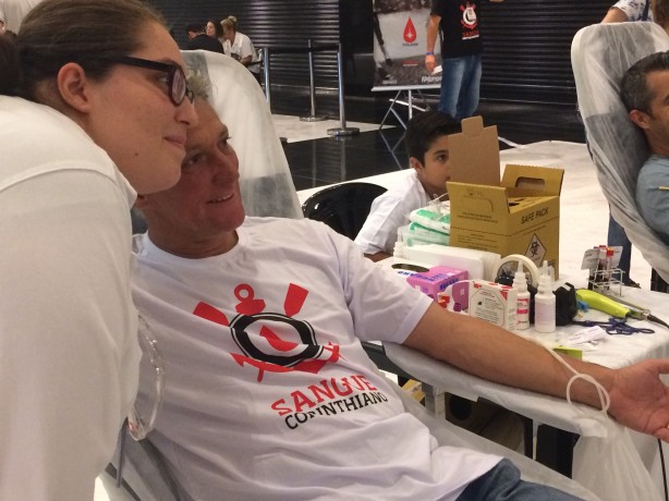 Márcio Bittencourt atendendo os torcedores enquanto doava sangue