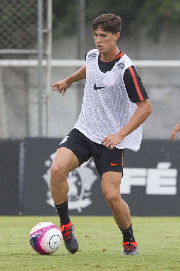 Mateus Vital treinando na tarde deste domingo no CT