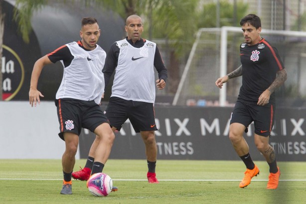 Maycon, Sheik e Fagner durante atividade da tarde deste domingo no centro de treinamentos