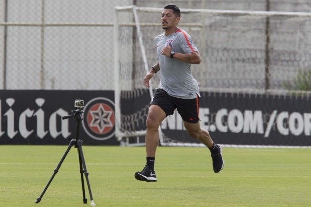 O volante Ralf treinando no CT Joaquim Grava na manhã deste sábado
