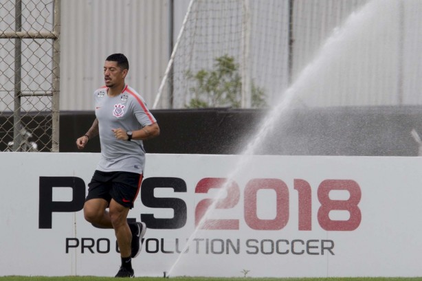 Ralf treina para voltar à boa forma e ficar disponível ao técnico Fábio Carille