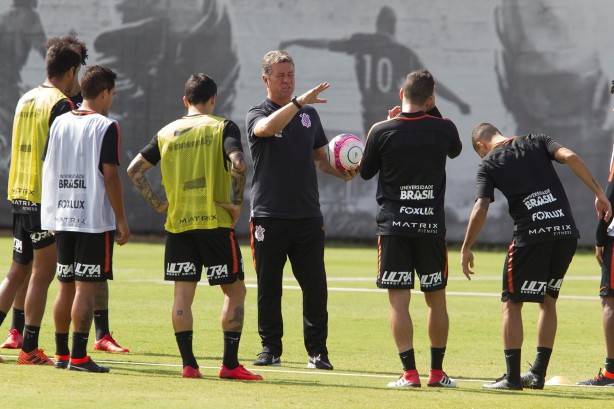 Walmir Cruz conversa com os jogadores durante o treino no CT