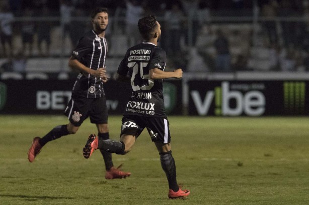 Capixaba e Clayson durante jogo contra o Red Bull Brasil, pelo Paulistão 2018