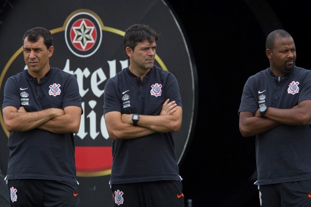 Carille, Cuca e Fabinho durante o jogo-treino entre Atlético-PR e Corinthians no CT