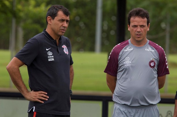 Carille e Fernando Diniz durante o jogo-treino entre Atlético-PR e Corinthians no CT
