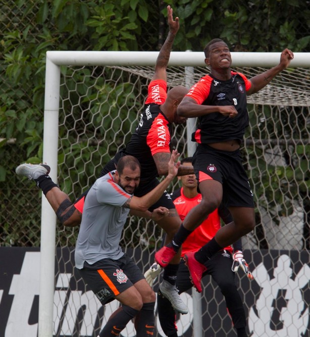 Danilo durante o jogo-treino entre Atlético-PR e Corinthians no CT