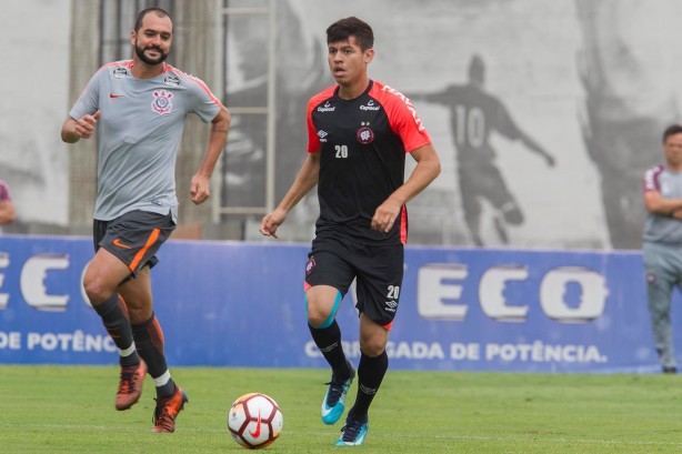 Danilo jogando no CT contra o Atlético-PR em partida amistosa no CT
