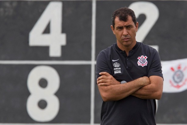 Fábio Carille com semblante sério por conta da derrota no jogo-treino contra o Atlético-PR
