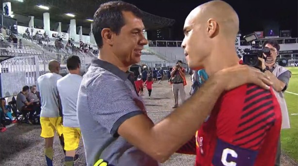 Goleiro Julio Cesar, multicampeão pelo Timão, cumprimentou Carille antes de a bola rolar