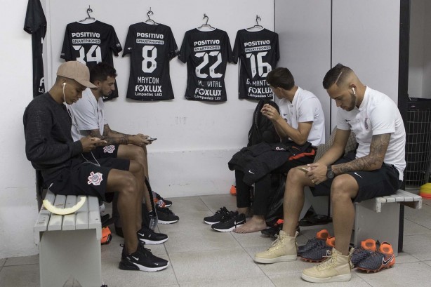 Jogadores aguardam no vestiário do Moisés Lucarelli o jogo contra o Red Bull Brasil