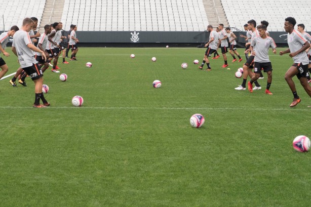 Jogadores em aquecimento para o jogo-treino contra o Atlético-PR