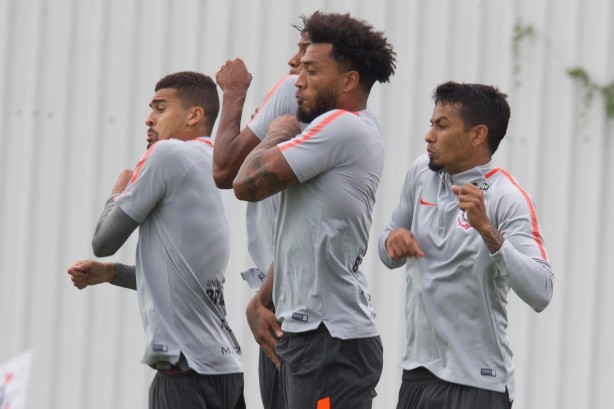 Léo Santos, Kazim e Lucca durante o jogo-treino entre Atlético-PR e Corinthians no CT