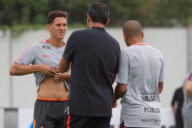 Mateus Vital conversa com Carille durante o jogo-treino entre Atlético-PR e Corinthians no CT