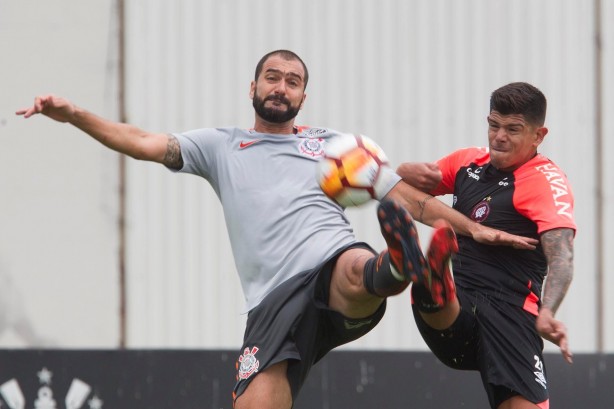O meia Danilo atuando contra o Atlético-PR em jogo-treino no CT Joaquim Grava