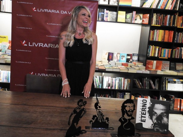 Sorridente, Kátia posou para os fotógrafos que acompanharam o lançamento
