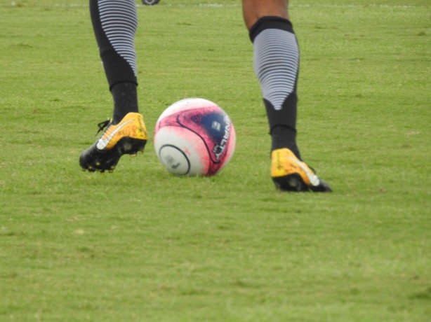 A bola rolou em um jogo-treino, no período da tarde