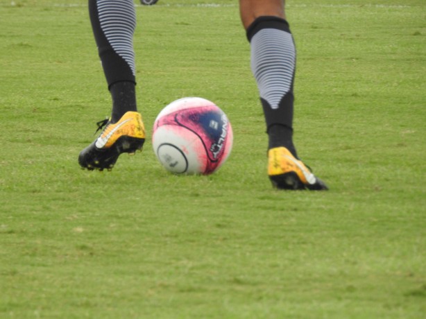 A bola rolou em um jogo-treino, no perodo da tarde