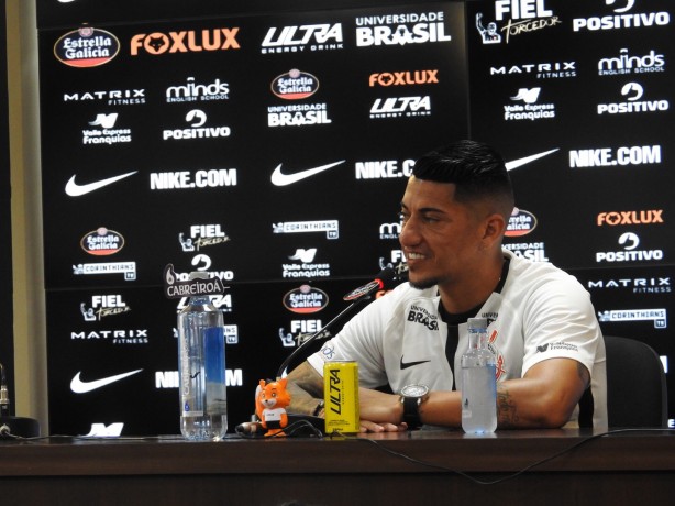 Após assinar sua volta ao Corinthians, Ralf concedeu coletiva no CT