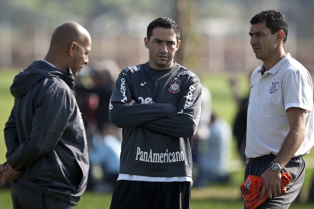 Carille,  direita, foi auxiliar-tcnico no Corinthians de 2009 a 2016