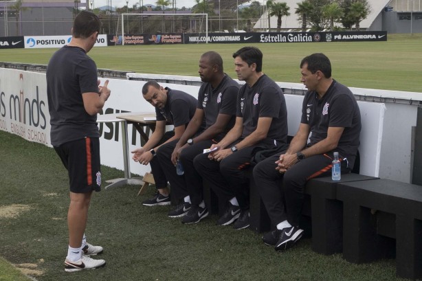 Comissão técnica corinthiana tenta achar uma alternativa para a ausência de um camisa 9
