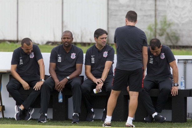 Comissão técnica observa o desempenho dos jogadores no jogo amistoso contra o RB Brasil