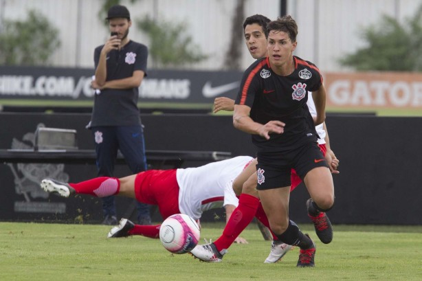 Matheus Vital vem fazendo bons treinamentos e dever ser muito utilizado por Carille ao longo do ano