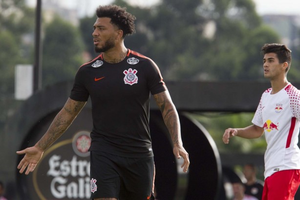 O gringo Kazim participou de atividade amistosa contra o RB Brasil no CT
