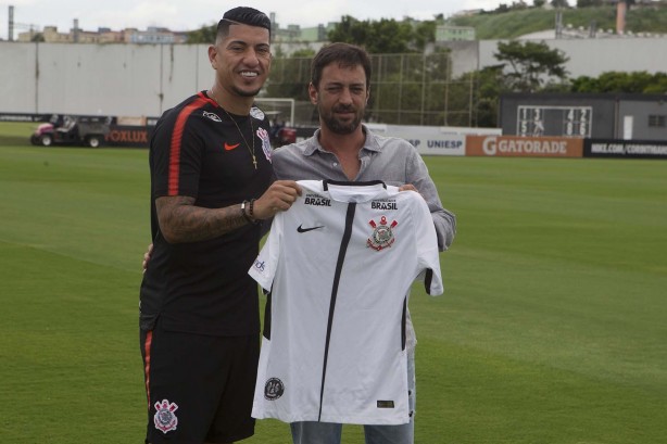 Ralf e Duílio posam para foto com a camisa do Corinthians
