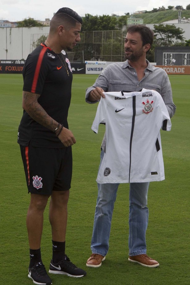 Ralf recebe de Duílio a camisa do Corinthians