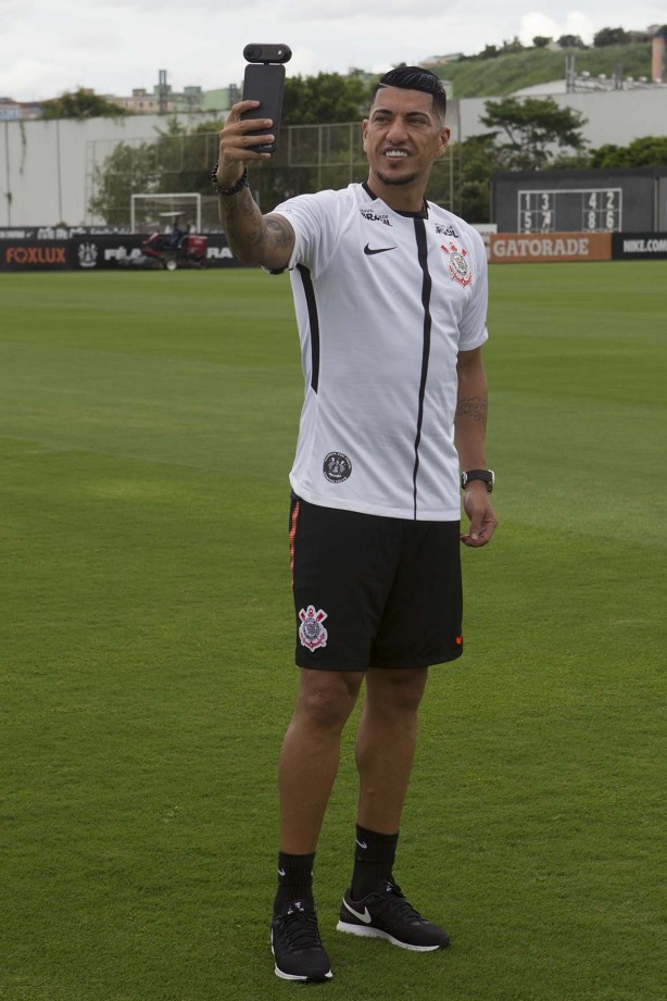 Teve até selfie! Ralf volta ao Corinthians e assina contrato de duas temporadas