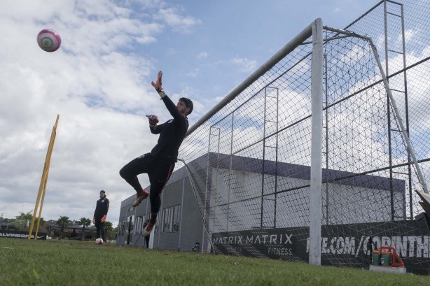 Caíque França faz defesa no treino de hoje no CT