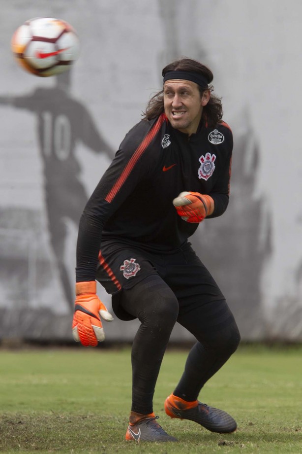 Cássio durante o treino de hoje no CT; O goleiro não está vindo bem nas últimas partidas
