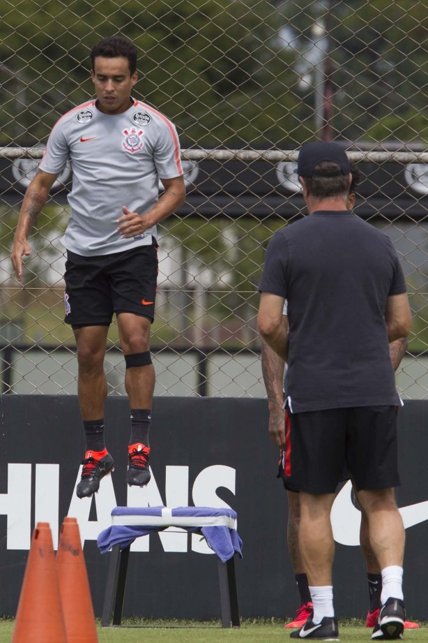 Jadson durante atividade no CT; Próximo adversário é o Palmeiras